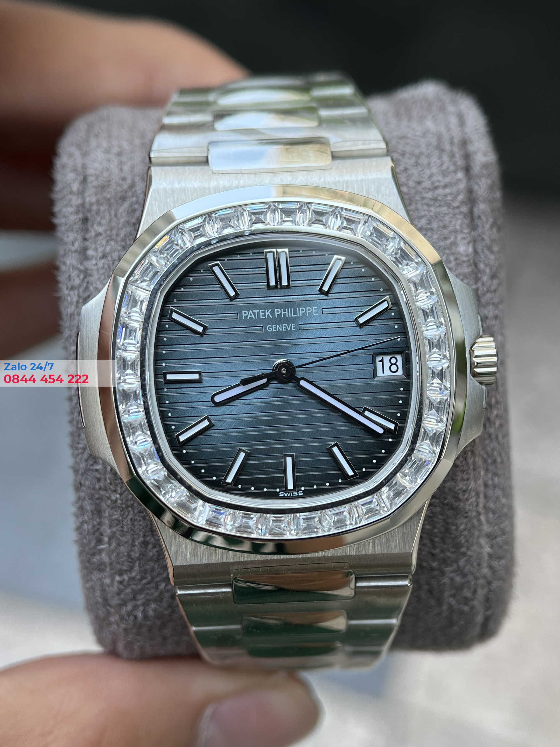 Đồng Hồ Patek Philippe Nautilus Replica 5711/1A-010 Viền Kim