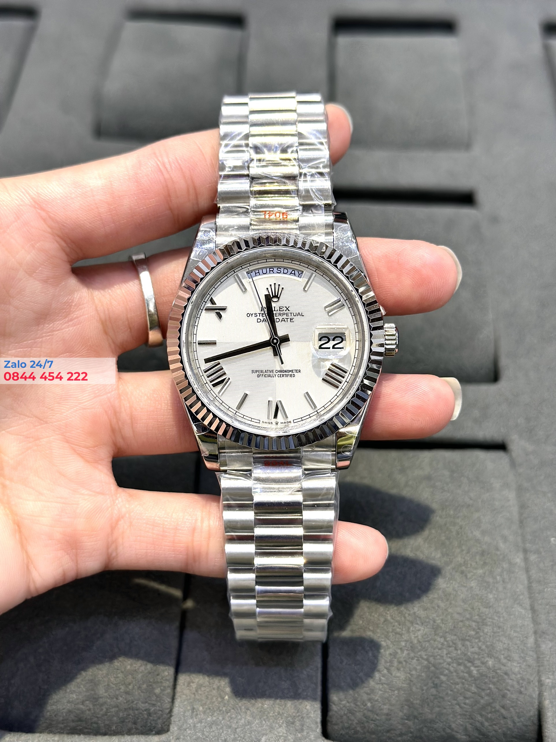Đồng Hồ Rolex Day-Date 40 228239 Mặt Số Bạc Cọc Số La Mã