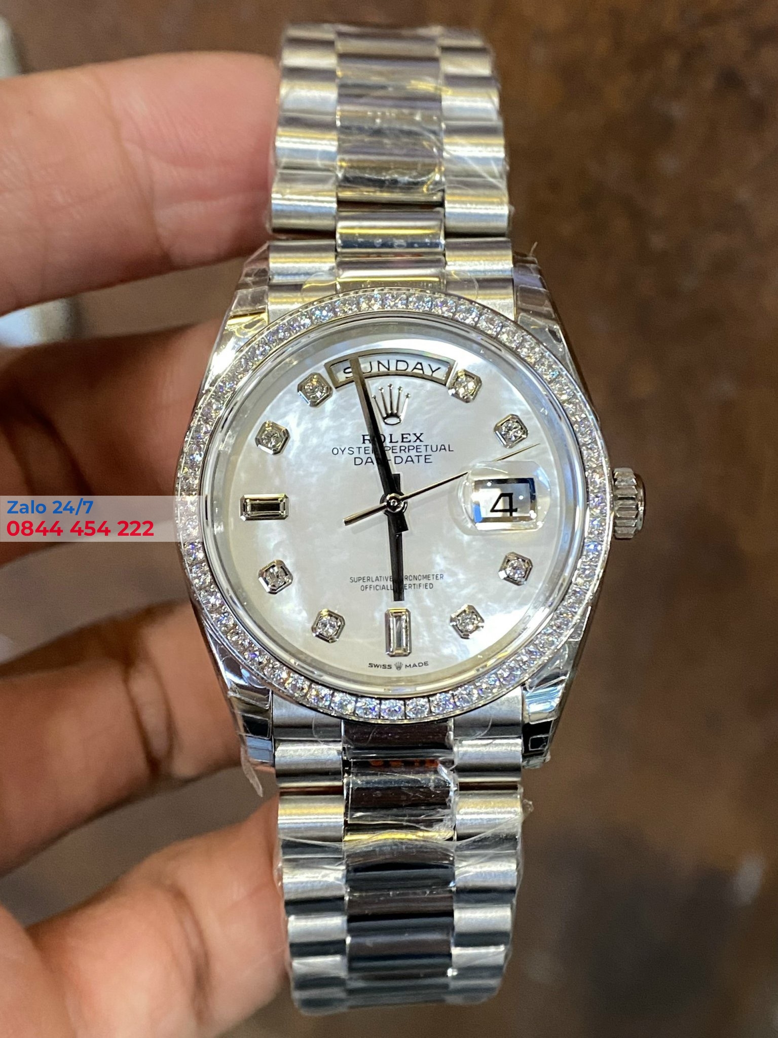 Đồng Hồ Rolex Day-Date Mặt Số Khảm Trai Viền KIm Cương Moissanite Replica